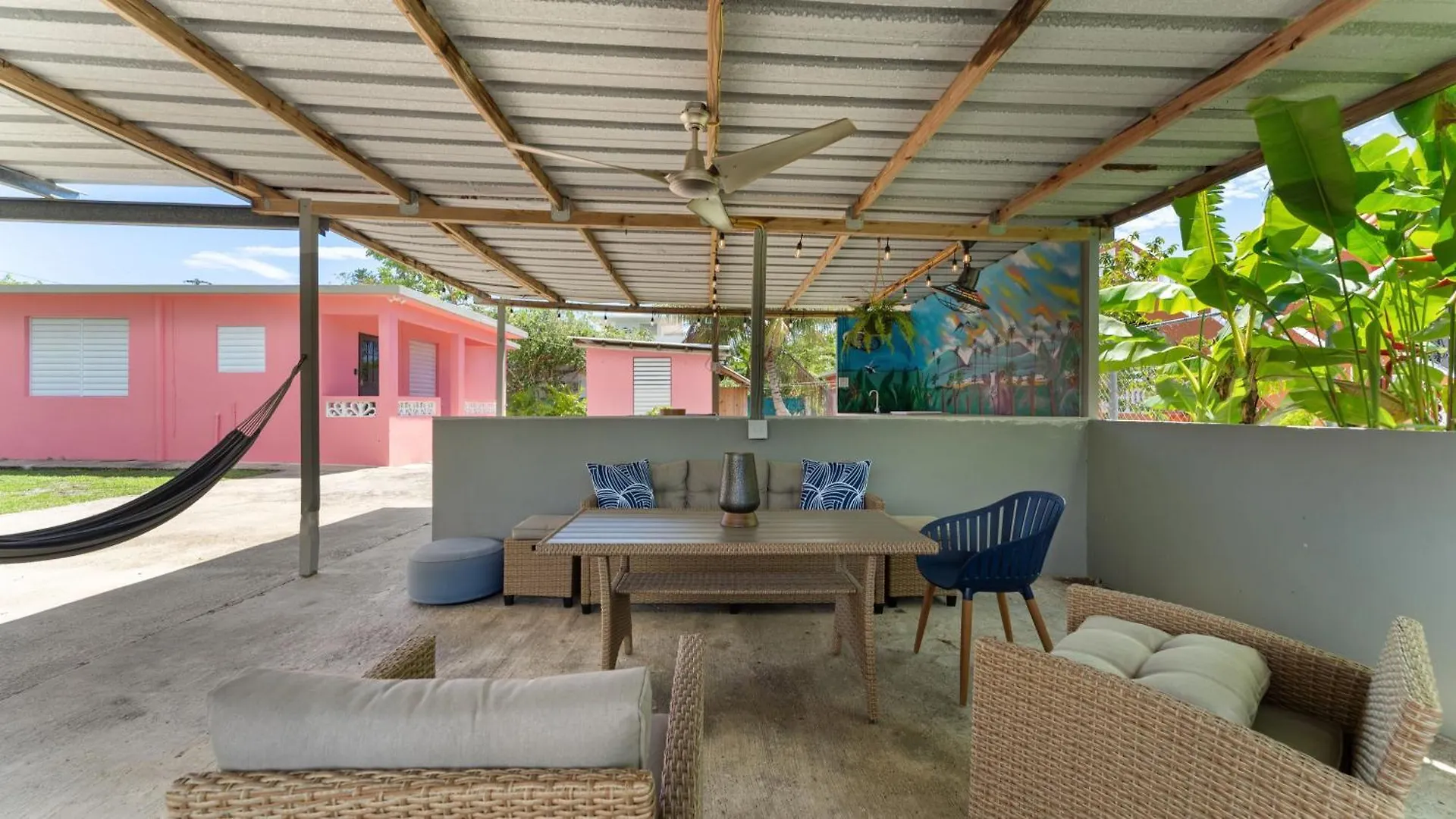 Coral Casa Just One Block From The Beach Stella Feriehus